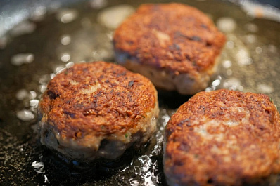 Котлеты с "сюрпризом": в Нижнем Новгороде обнаружили необычные полуфабрикаты