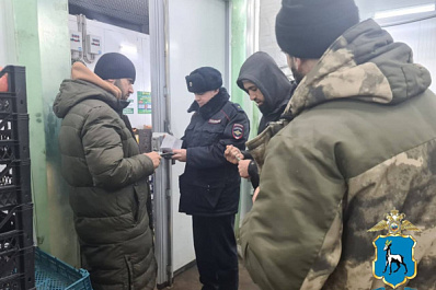 Прятались среди ящиков с фруктами: самарские полицейские устроили облаву на мигрантов с помощью беспилотника