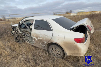 В Самарской области на трассе Toyota Corolla врезалась в "Приору" и улетела в кювет
