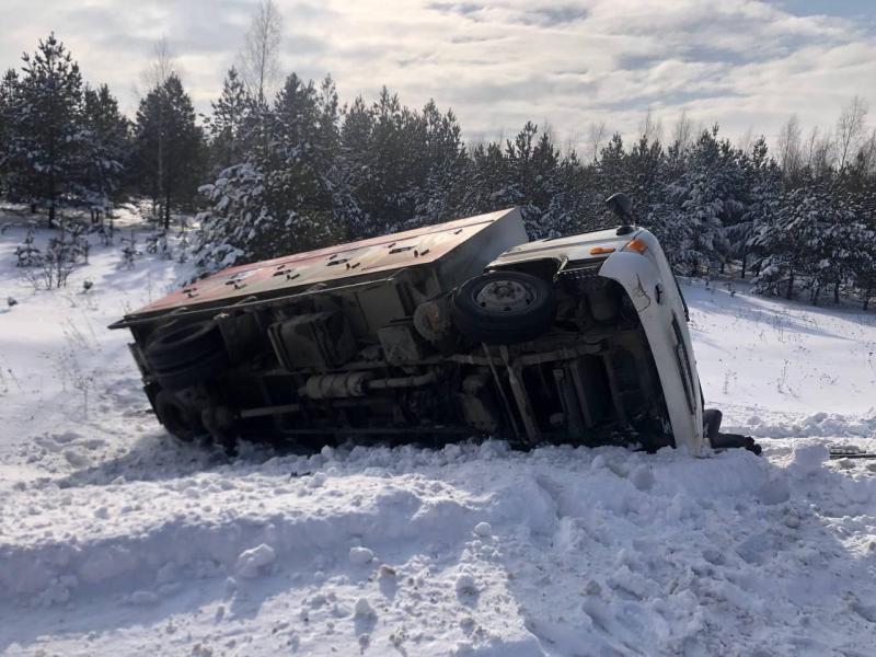 В Самарской области 19 февраля на трассе перевернулся грузовик