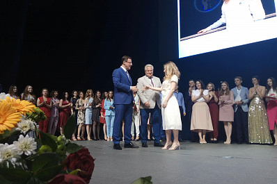 Дмитрий Азаров вручил дипломы студентам-медикам