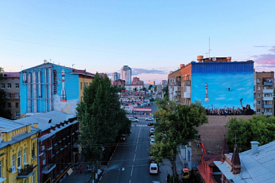 Художник из Аргентины заканчивает в Самаре работу над "космическими" муралами