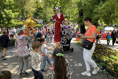 "Пусть всегда будет детство": в Струковском парке отмечают День защиты детей