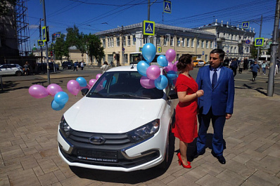 Лучшему педагогу региона вручили ключи от новой LADA