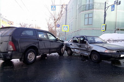 Два ребенка пострадали при столкновении корейских иномарок в Самаре