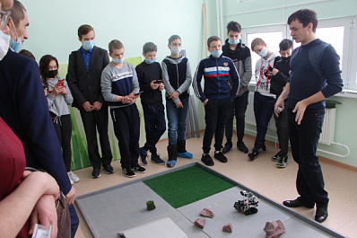 Школьникам Кошкинского района показали робота, который возит сено и кормит коров 