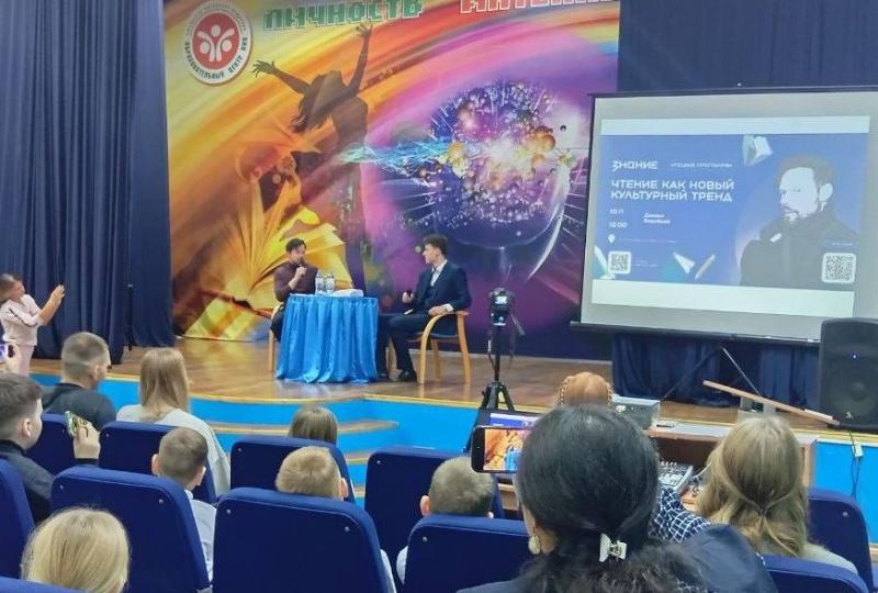 "Дыхание – то, что нужно настроить перед выходом на сцену": актер Даниил Воробьев встретился со школьниками Самарской области