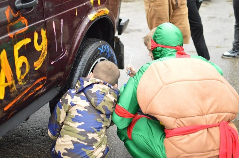Автопробег и краски на машинах: самарские активисты устроили праздник воспитанникам детского дома