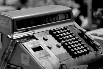 В Новокуйбышевске женщина украла из магазина кассу с деньгами