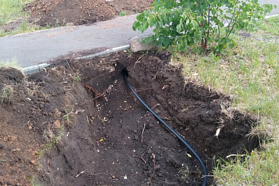 В парке Богатовского района прокладывают систему полива для новых деревьев