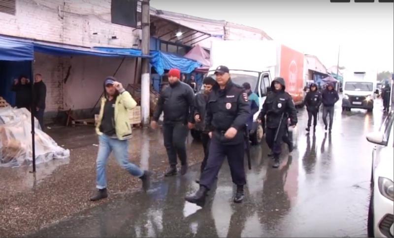 В Самаре полицейские задержали группу мигрантов, незаконно работавших на рынке