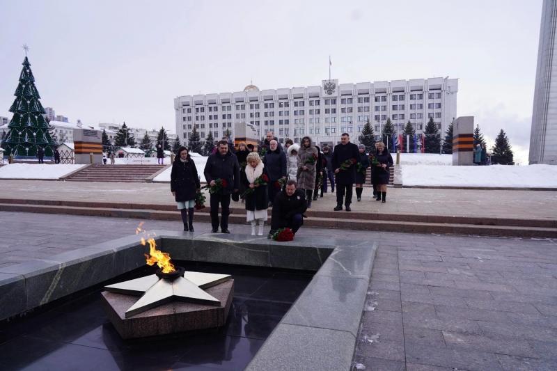  Дмитрий Азаров возложил цветы к Вечному огню в память о героически погибших 40 дней назад в Макеевке земляках