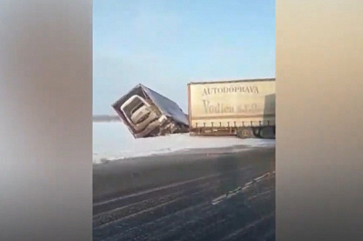 В Самарской области автопоезд в метель улетел в кювет