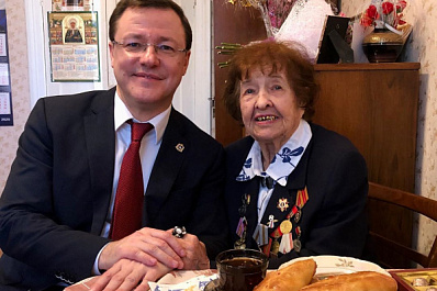 Дмитрий Азаров поздравил свою учительницу с наступающим праздником