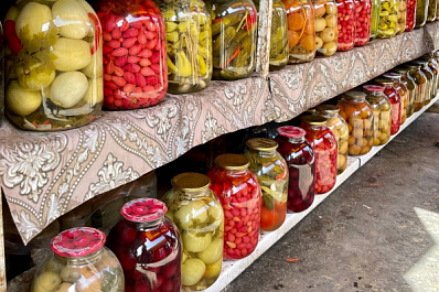 Безопасная консервация: врач рассказала, как не отравиться домашними заготовками