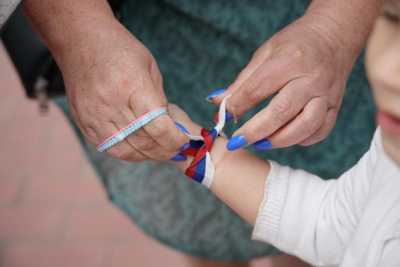 Флаг в руки: самарцам вручают символы страны