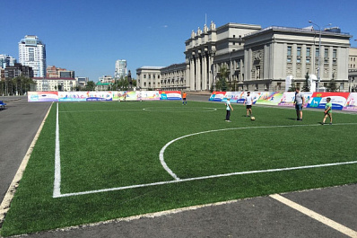 На площади Куйбышева обустроили футбольное поле с газоном