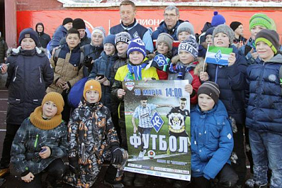 Крылья Советов провели товарищеский матч на стадионе Локомотив