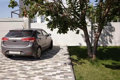 Выбирать не больше 3 цветов и использовать тяжелый строительный мусор как основу: 11 лайфхаков по укладке парковки