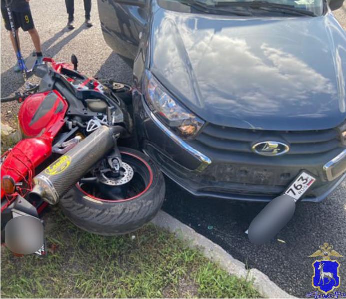 В Самаре "Гранта" при повороте врезалась в мотоцикл