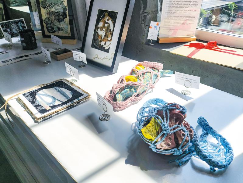 Поля, морские жители и танцы: самарские художницы представили свой взгляд на лето на выставке абстрактного искусства