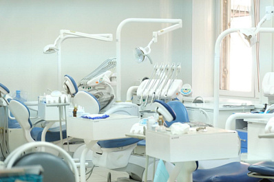 "Это пустые калории": самарский стоматолог предупредил об опасности сладких новогодних подарков и полезных десертов