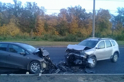 В Тольятти две иномарки столкнулись лоб в лоб