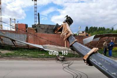 В Самаре на проспекте Карла Маркса упал кран