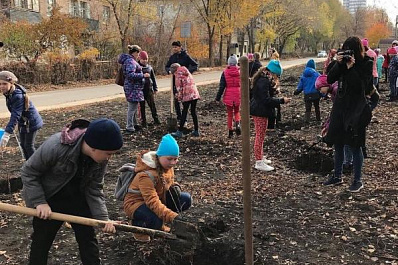 В Самаре на месте убранных гаражей высадили яблоневый сад