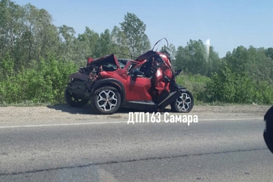 В Самаре на улице Утевской два грузовика зажали легковушку
