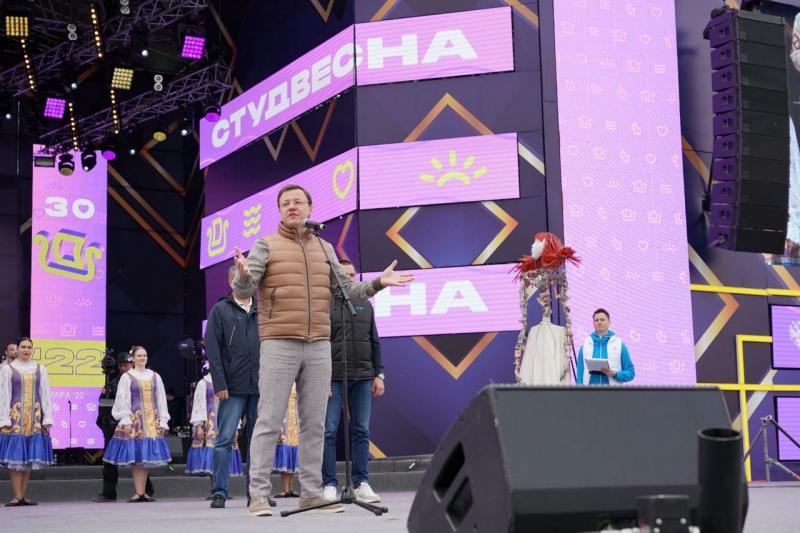"Вы воплощение единства": Дмитрий Азаров поздравил рекордсменов самого массового вращения в народном танце