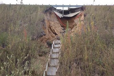 Власти пообещали устранить размыв дороги в аэропорт Курумоч