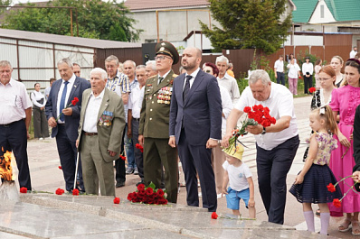 Вячеслав Федорищев возложил цветы к мемориальному комплексу семье Володичкиных