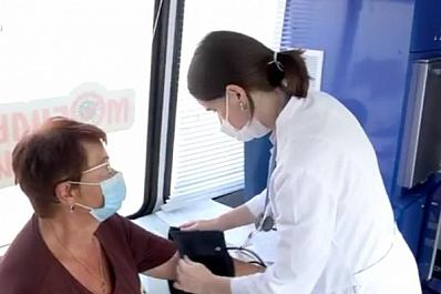 В Самаре у ТЦ "Мега" прививку от COVID-19 в мобильном пункте сделали более тысячи человек