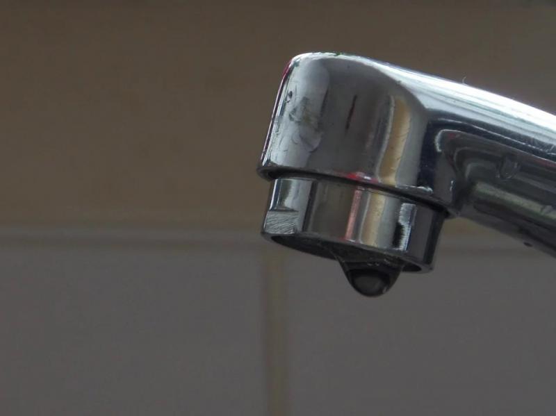 Самарец год заливал соседку и не впускал к себе ремонтников