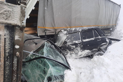 12 фур и 2 легковушки: на трассе в Самарской области произошло массовое ДТП с большегрузами