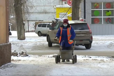В Отрадном коммунальщики борются с сосульками и наледью
