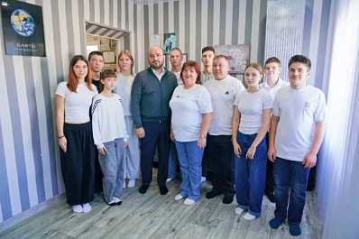 Автомобиль – родителям, велосипеды – детям: губернатор Вячеслав Федорищев посетил приемные семьи в Кошкинском районе