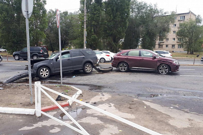 В Тольятти Cadillac врезался в столб, оборвал троллейбусные провода и отлетел в Lexus