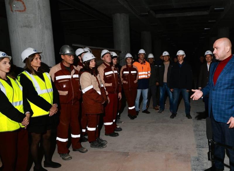 Вячеслав Федорищев посетил строящуюся станцию "Театральная" и поздравил метростроителей с профессиональным праздником