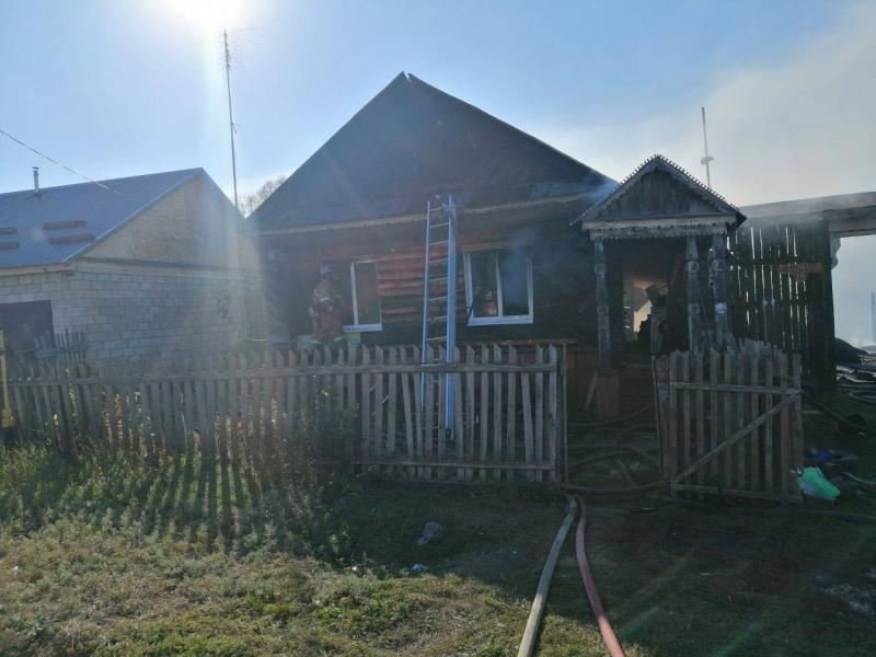 В Самарской области 2 октября продолжают тушить деревянный частный дом 