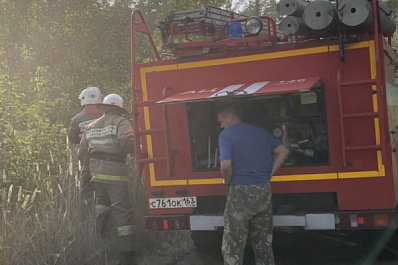 В Октябрьском районе Самары загорелось заброшенное здание
