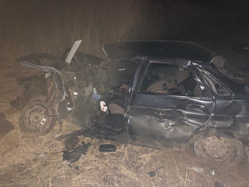 От машины почти ничего не осталось: в Самарской области большегруз вытолкнул "Приору" на встречную фуру