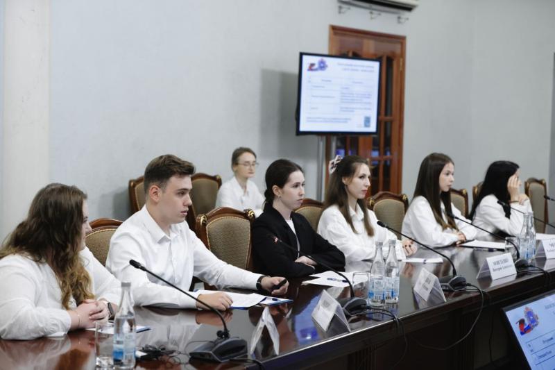 Самарские студенты представили губернатору Вячеславу Федорищеву проекты по развитию региона