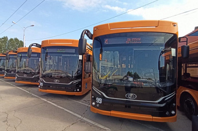 Дмитрий Азаров передал ключи от новых троллейбусов "Адмирал" водителям ТТУ Самары