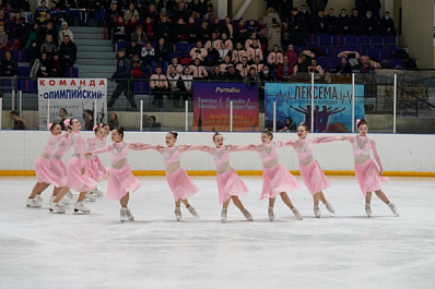 В Сызрани соревнуются сильнейшие фигуристки-синхронистки России