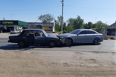 Под Самарой BMW въехал в отечественную легковушку