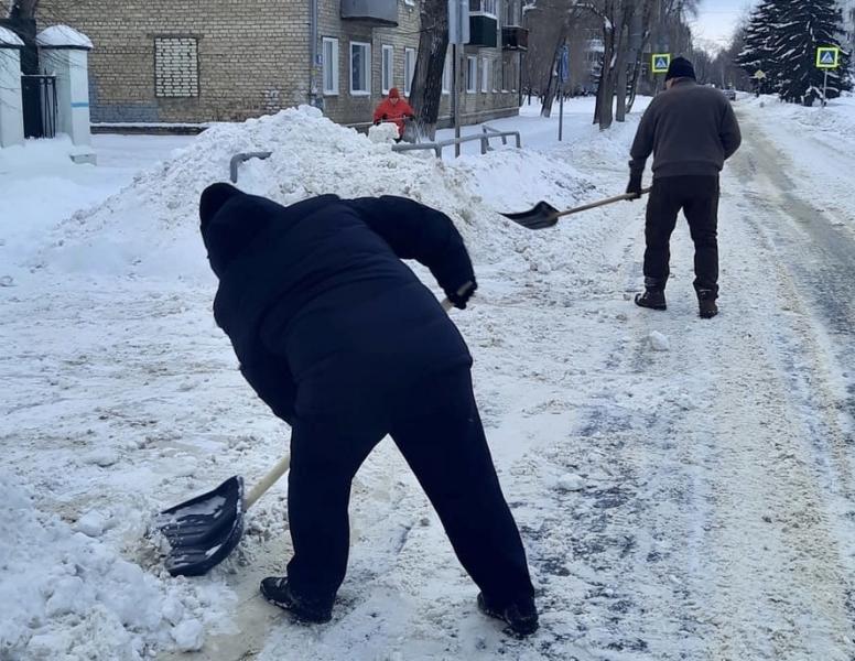 В Сызрани сотрудники администрации вышли на воскресник по уборке снега 