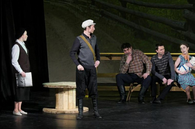 Жизнь русской деревни за два часа: на сцене Самарского художественного театра показали спектакль "Здорово, родня"