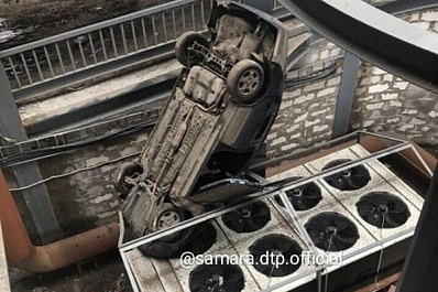В Самаре иномарка с молодежью рухнула с четвертого этажа парковки